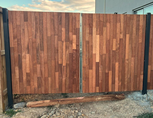 Merbau Double Gates – Officer with Monument Steel Posts Merbau double gates with Monument steel posts installed in Officer